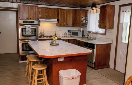 Dundee House | Blarney Bay on Waneta Lake