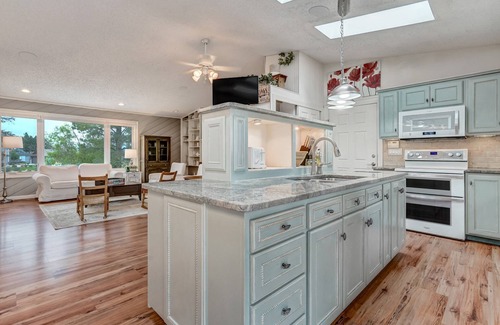 Gleneagle House | Blending Relaxation & Sophistication, Hot Tub, WiFi, Views