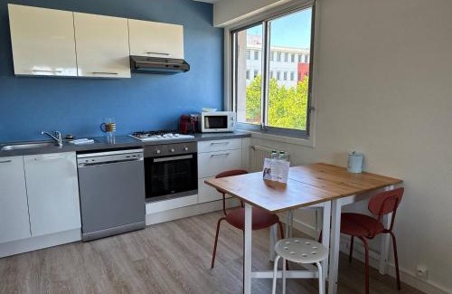 Clermont-Ferrand Apartment | Bleu Mandarine by PRIM0 C0NCIERGERIE