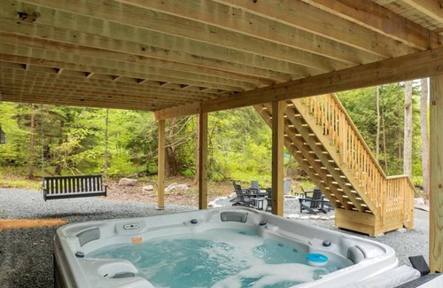 Blakeslee Ski Chalet | Bliss by the Lake, Private Lakefront Kayaks MovieRoom FirePit HotTub