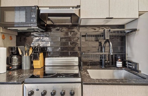 Fairmount Apartment | Bliss Studio|Pet friendly, Gym, Game Rm, Central Location