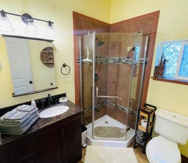 Iowa Hill Apartment | Blissful Acres hilltop cottage