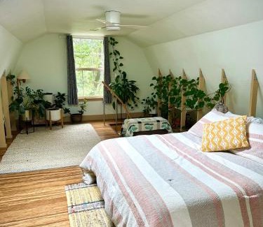 Iowa Hill Apartment | Blissful Acres hilltop cottage