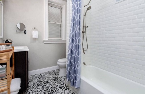 Tower Grove South House | Blissful Bungalow w/ Comfy King & Queen Bed