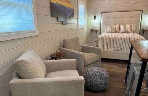 Bryson City House | Blissful Nook Tiny Home ~ Cozy Retreat w/Hot Tub; near Town and Deep Creek