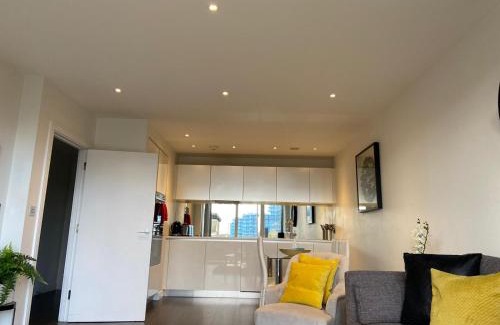 London Borough of Hounslow Apartment | Blissful One Bed Near The River