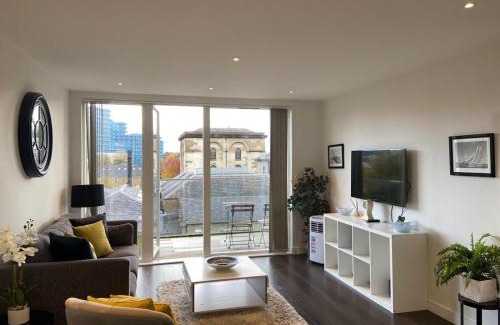 London Borough of Hounslow Apartment | Blissful One Bed Near The River