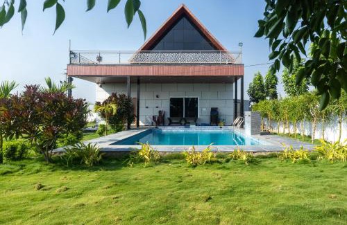 Chevella Villa | Blissora Retreat Villa by StayJade-Pvt Pool-Lawn