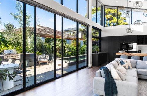 Hampton House | 'Block' out some time at this Luxury Villa