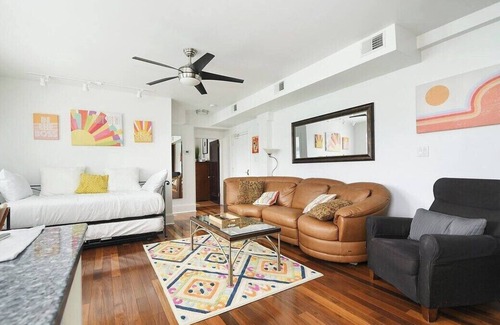 Bloomfield Apartment | ♥Bloomfield Oasis ~ 5★Loc ♥West Penn H~ ♛~Parking!