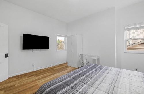 Bloomfield House | Bloomfield, Shadyside !A Modern and Bright Private Bedroom with Shared Bathroom