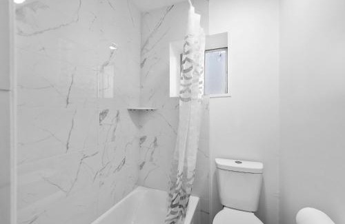 Bloomfield House | Bloomfield, Shadyside !A Modern and Bright Private Bedroom with Shared Bathroom