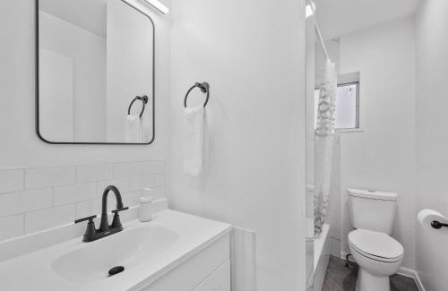 Bloomfield House | Bloomfield, Shadyside !A Modern and Bright Private Bedroom with Shared Bathroom