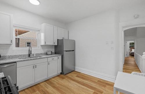 Bloomfield House | Bloomfield, Shadyside !A Modern and Bright Private Bedroom with Shared Bathroom