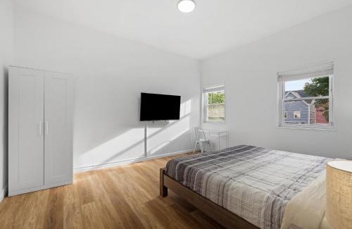Bloomfield House | Bloomfield, Shadyside !B Spacious and Bright Private Bedroom with Shared Bathroom