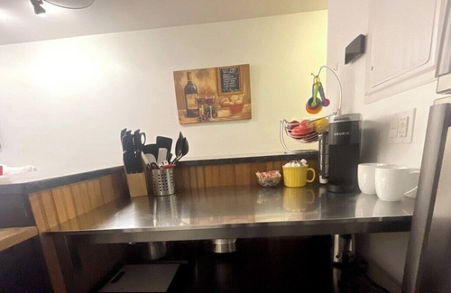 Bloomfield Apartment | Bloomfield~ West Penn~ Elevator~Parking~King Bed