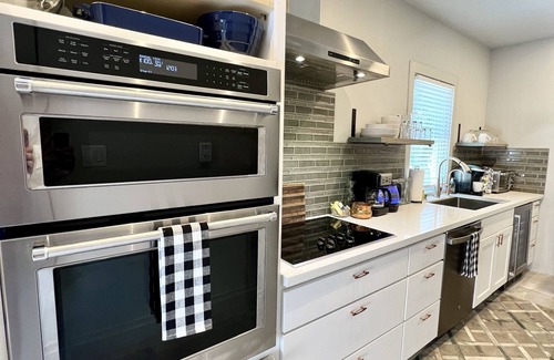 Washington Ave./ Memorial Park House | Blossom Haus Retreat: Private, Stylish & Quiet; Farmhouse- LOVE PETS! 30+Nights