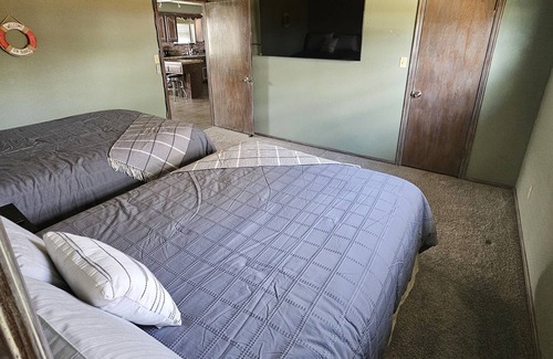 Longtown Cabin | Blue Beach House Retreat -WATERFRONT PROPERTY