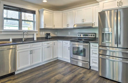 Dunean House | 'Blue Bird Bungalow' - 3 Mi to Main St!