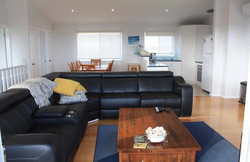 Warrenben House | Blue Breeze - 4 bedroom Double story home - Close to the beach and Inns National Park