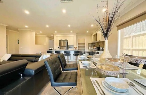 Torquay House | "Blue Breeze " Luxury Home at Torquay