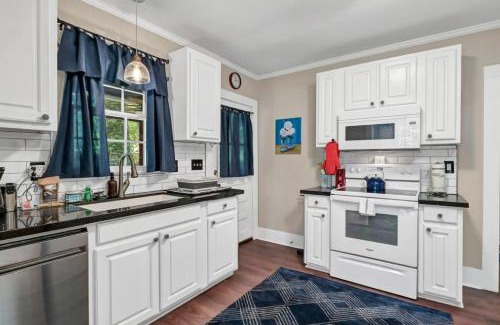 Lexington House | Blue Bungalow 2BR1BA Lexington