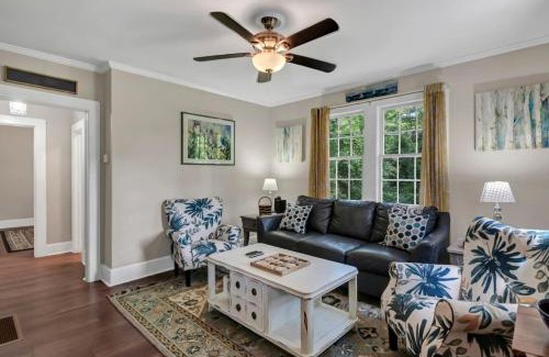Lexington House | Blue Bungalow 2BR1BA Lexington