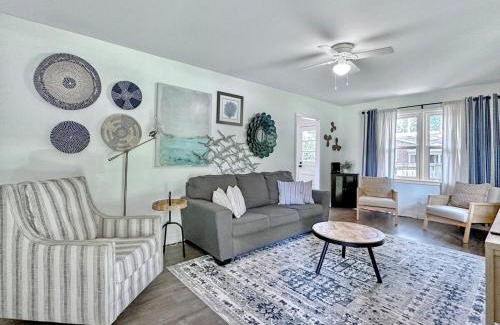 North Charleston House | Blue Bungalow huge yard & king bed