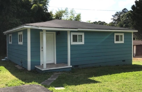 Gainesville House | Blue Bungalow with King bed by the lake