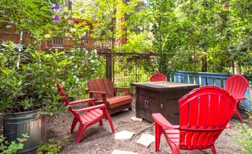 Cazadero House | Blue Cherry! Redwoods! BBQ Grill! Fire Table! Ping Pong! Fast WiFi! Dog Friendly!