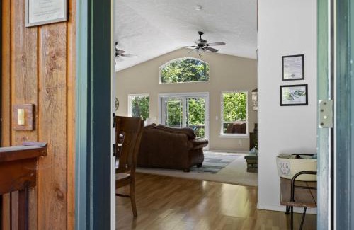 Mount Hood Village House | Blue Coconut - Meredith Lodging