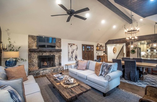 Cullowhee House | Blue Comanche - Upscale Mountain Home with a Hot Tub near Lake Glenville!