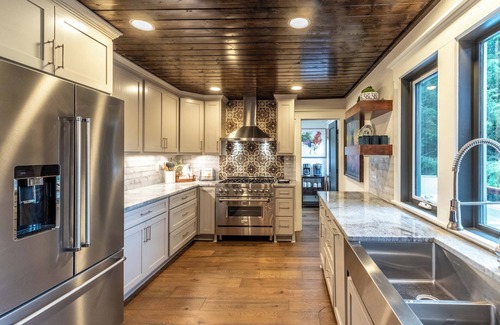 Cullowhee House | Blue Comanche - Upscale Mountain Home with a Hot Tub near Lake Glenville!