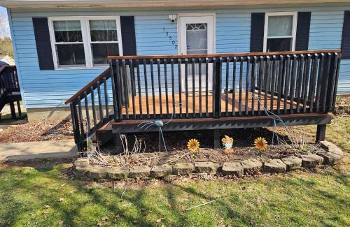 Logan House | Blue Cottage with Game Room Deck & Hot Tub