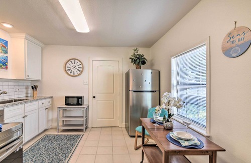 San Jacinto House | ‘Blue Dolphin' Cottage: Walk to Galveston Seawall!