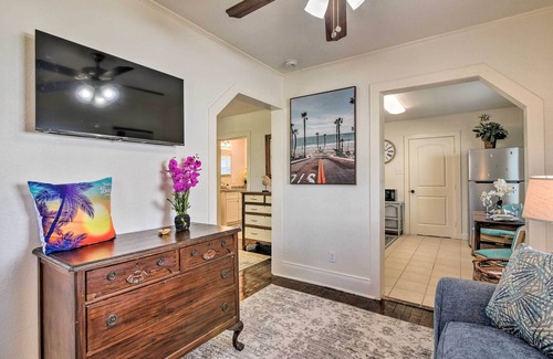 San Jacinto House | ‘Blue Dolphin' Cottage: Walk to Galveston Seawall!