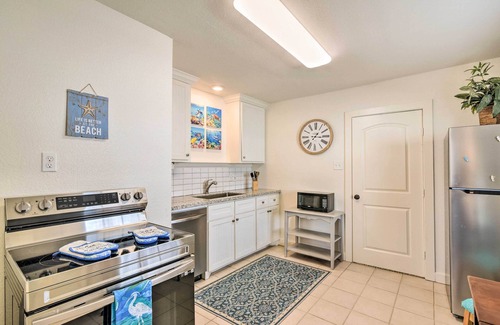 San Jacinto House | ‘Blue Dolphin' Cottage: Walk to Galveston Seawall!