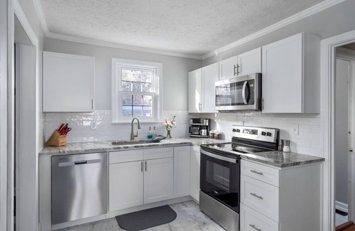 Aiken Cottage | Blue Door Cottage: Downtown charm & convenience, dog-friendly large fenced yard