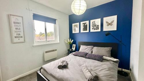 Clydebank Apartment | "Blue dreams" stay near Glasgow city