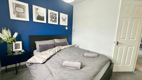 Clydebank Apartment | "Blue dreams" stay near Glasgow city