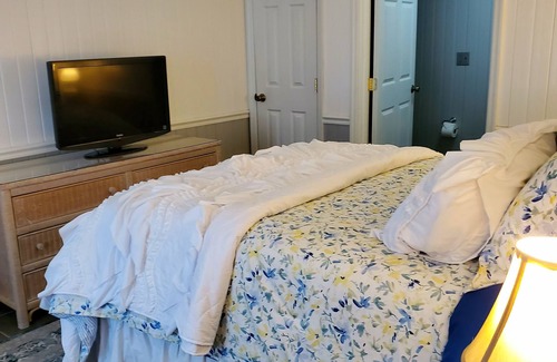 Pikeville Bed & Breakfast | Blue Fields Room in Cascade Inn at Fall Creek Falls