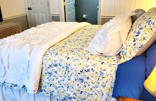 Pikeville Bed & Breakfast | Blue Fields Room in Cascade Inn at Fall Creek Falls