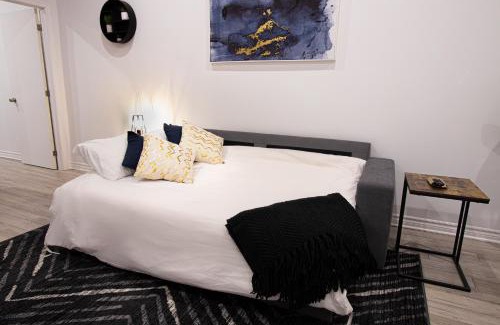 Milton Park Apartment | BLUE&GOLD - SelfCheckIn - Plateau - St-Laurent