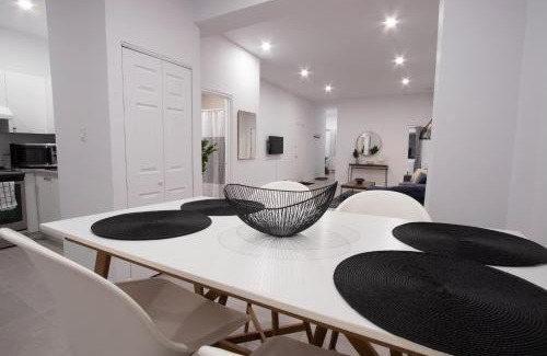 Milton Park Apartment | BLUE&GOLD - SelfCheckIn - Plateau - St-Laurent