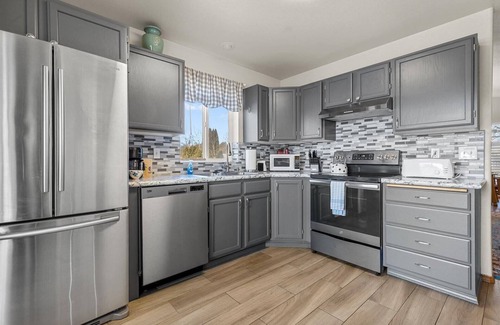 Coeur d'Alene House | Blue Grass Bungalow: Pet-Friendly CDA Retreat with Backyard & BBQ, Near Hiking, Dining & Downtown!