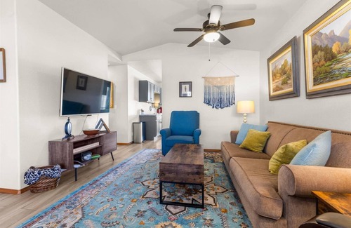 Coeur d'Alene House | Blue Grass Bungalow: Pet-Friendly CDA Retreat with Backyard & BBQ, Near Hiking, Dining & Downtown!