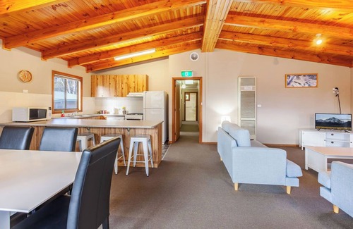 Jindabyne Cabin | Blue Gum Cottage - Spacious 3BR + Lakeside Views 5 mins to main shopping area