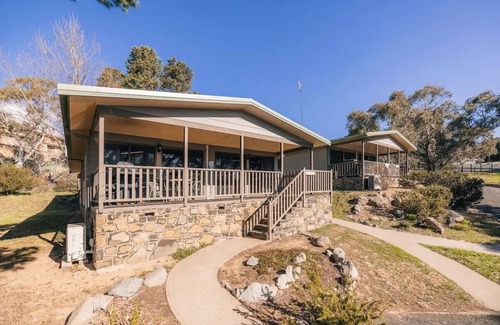 Jindabyne Cabin | Blue Gum Cottage - Spacious 3BR + Lakeside Views 5 mins to main shopping area