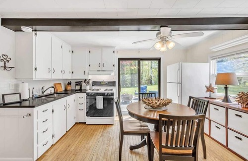 Surry House | Blue Haven Cottage-Close to Beach!