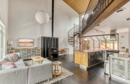 Surf Pines House | Blue Heron | Modern Coastal Retreat + Hot Tub